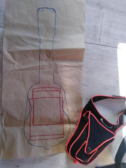 Foto des Schnittmusters für eine Ukulelentasche. Bisher nur Ukuleleform mit zwei aufgezeichneten Taschen.