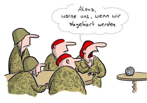 Zu sehen sind Bundeswehroffiziere versammelt an einem Tisch. Neben ihnen steht eine Bluetoothbox. "Alexa, warne uns, wenn wir abgehört werden"
